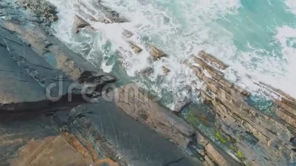 海浪拍打悬崖上的岩石视频的预览图