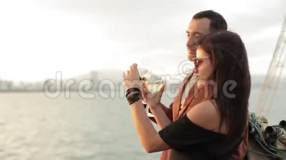 有魅力的情侣放松在游船甲板上拍照自拍视频的预览图