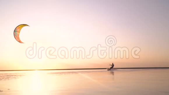 一个人在湖上放风筝的剪影视频的预览图