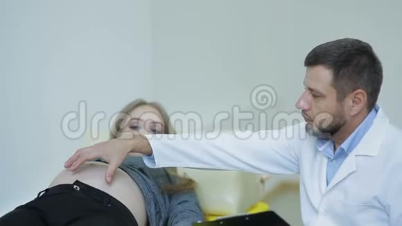 医生检查孕妇视频的预览图