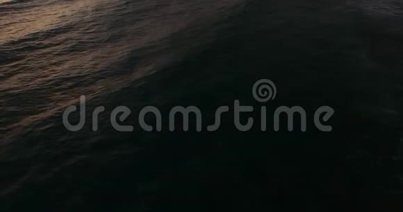像波浪一样出现波的出现巨浪的俯视图平静的大海只显得平静视频的预览图