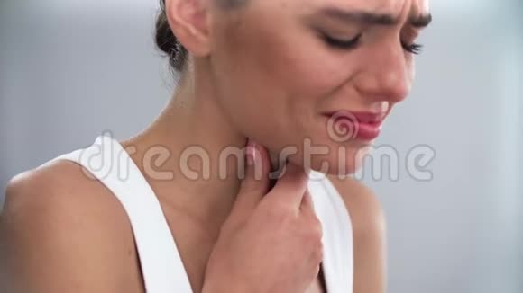 恶心的喉咙因喉咙痛而不高兴的女人视频的预览图