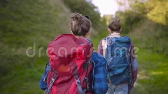 旅游夫妇旅行在自然中行走视频的预览图