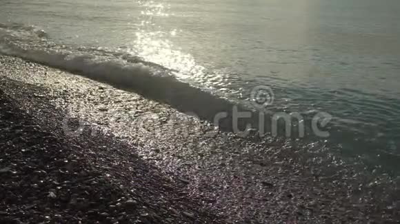 阳光明媚的日子和波浪缓慢的运动视频的预览图