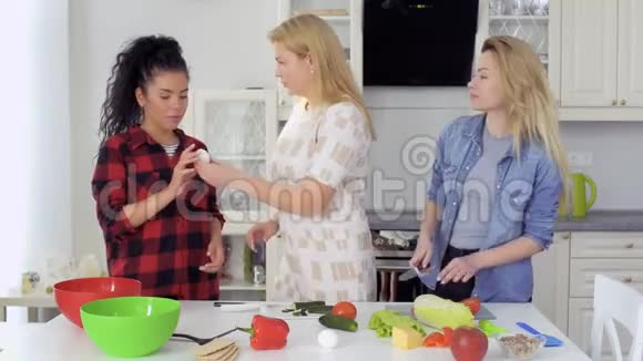 三个漂亮的白人女孩在厨房做新鲜沙拉视频的预览图