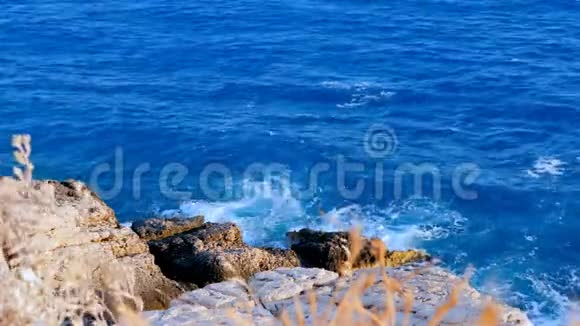 地中海沿岸的岩石海岸视频的预览图