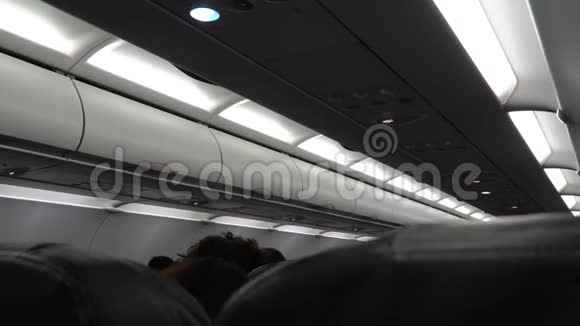 夜间飞行时在飞机内视频的预览图