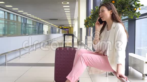 白种人年轻女子等待飞机的机场画像视频的预览图