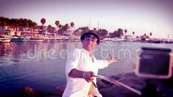 快乐的男人在地中海海湾前自拍自己的照片视频的预览图