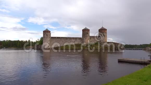 奥拉夫林纳城堡六月的云夜芬兰萨文林纳视频的预览图