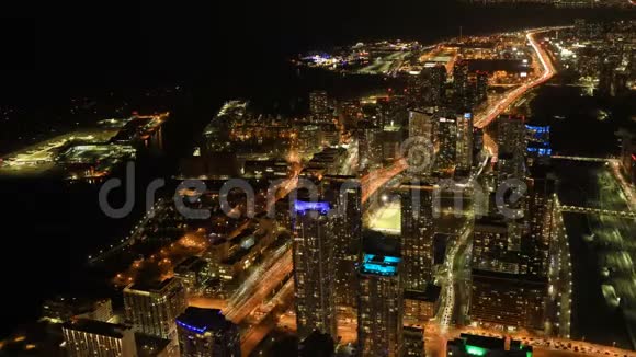 安大略省多伦多夜间4K的空中延时场景视频的预览图