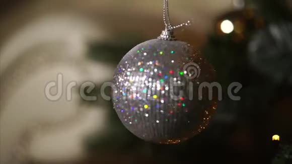 在圣诞树上听到银球视频的预览图