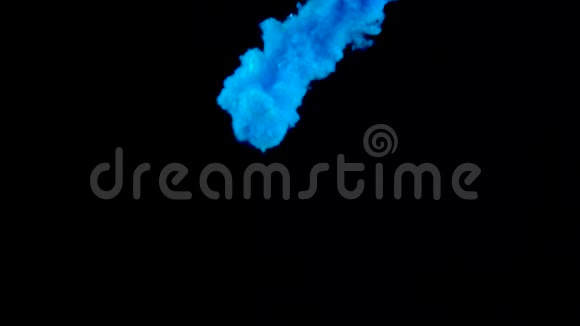 在水中以慢动作拍摄真正的蓝色颜料墨水在水下旋转黑色上孤立的墨迹碰撞视频的预览图