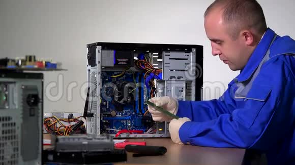 PC服务人员将内存插入计算机主板插槽视频的预览图