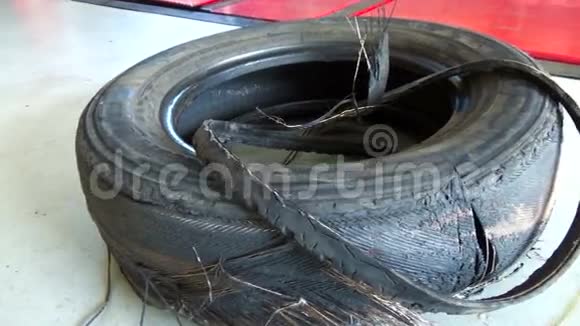 轮胎爆炸后损坏的轮胎视频的预览图