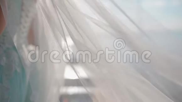新娘站在游艇上一层白色的面纱在风中展开视频的预览图