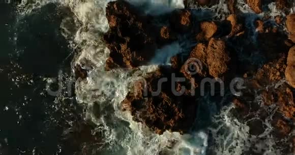在被海浪冲刷的石壁附近的无人机上站起来视频的预览图