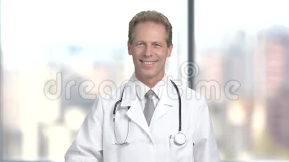 微笑医生用注射器背景模糊视频的预览图