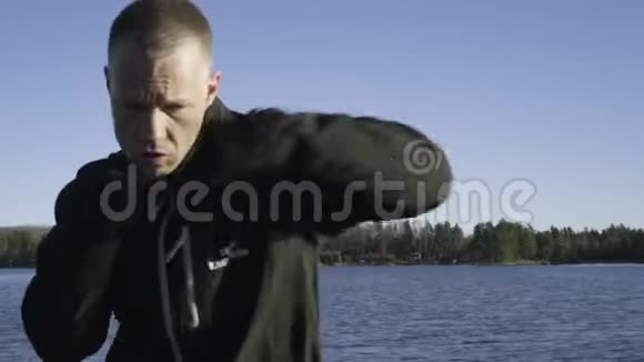 白人男性瑞典职业拳击手自然户外训练视频的预览图