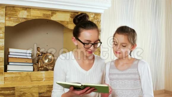 女孩们在看书和分享印象之后花时间姐妹们坐在一起视频的预览图