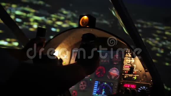 城市上空夜间飞行专业领航飞机空运视频的预览图