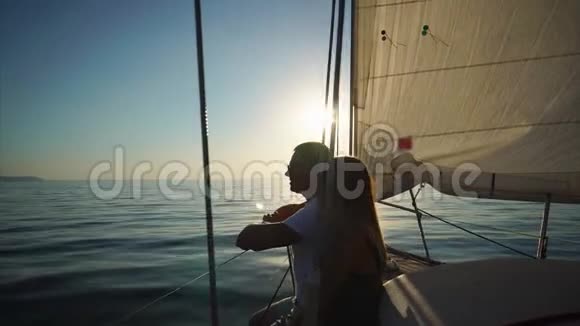 在游艇上享受水上旅行的情侣视频的预览图