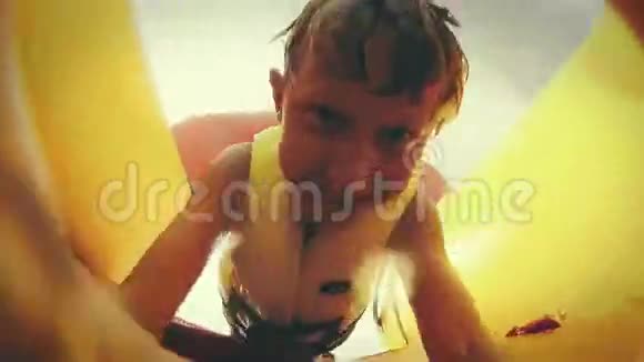 4K动作片段一个孩子在快乐中尖叫滑下水边视频的预览图