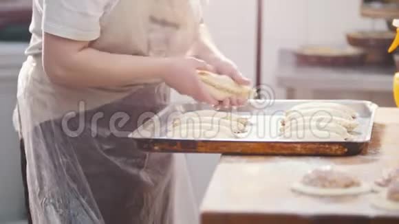 厨师把馅饼放在托盘上烤视频的预览图