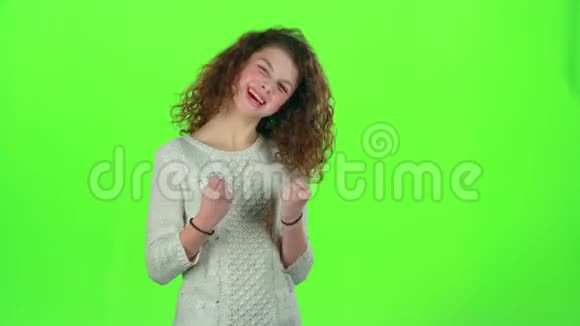 少女为胜利而高兴绿色屏幕视频的预览图