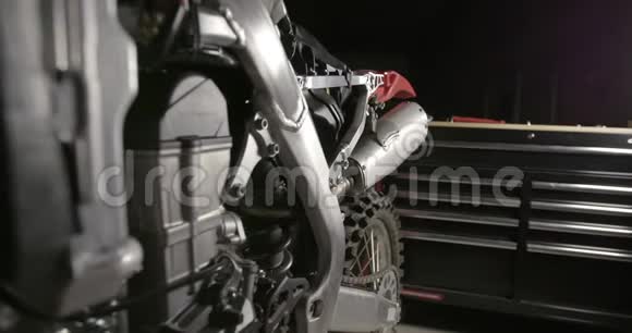 摩托车旁的圆板视频的预览图
