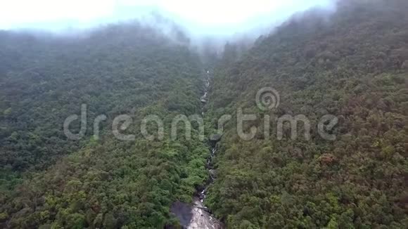 奇妙的空中观景山河丛中视频的预览图