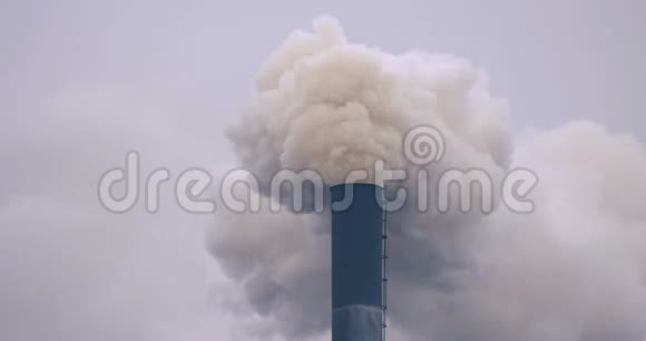 来自工厂烟雾的空气污染视频的预览图