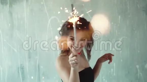 开朗的女孩喜欢跳舞和拿着火花派对上的女孩年轻女子正在庆祝节日的气氛视频的预览图