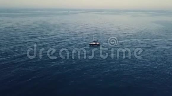 4k蓝海帆船低空飞行视频的预览图