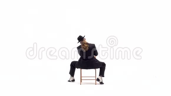 戴着黑帽子的优雅男人正在跳情色舞他用椅子和香烟白色背景视频的预览图
