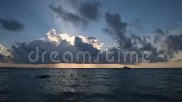 时光流逝日出云过海洋视频的预览图