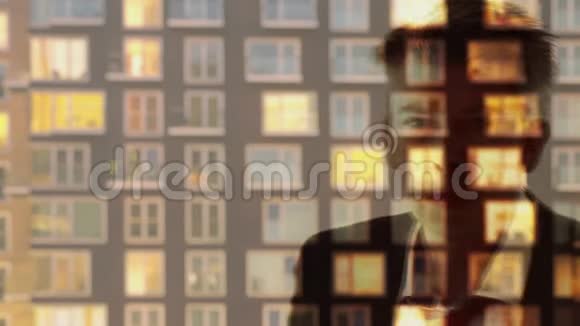 一位商人从纽约的一扇窗外眺望视频的预览图