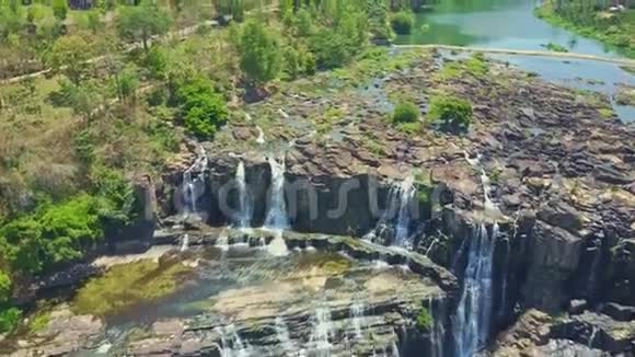无人机接近丛林高地间的瀑布视频的预览图