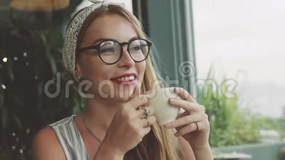 迷人的情感年轻女人在咖啡馆喝咖啡女人在笑视频的预览图