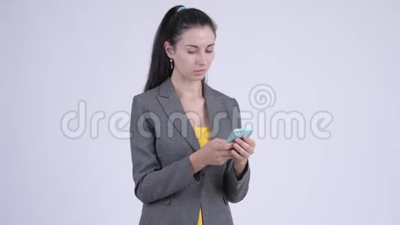 年轻女商人用电话和坏消息视频的预览图