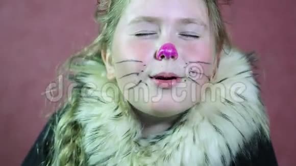 小女孩穿着猫的服装画着胡子和鼻子特写视频的预览图