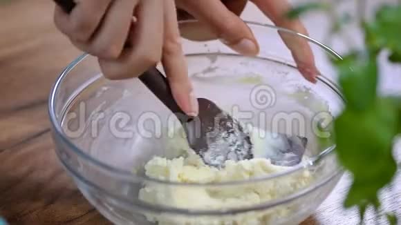 用刮刀在搅拌碗中搅拌奶油视频的预览图