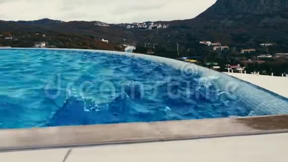 风吹过游泳池的水面视频的预览图