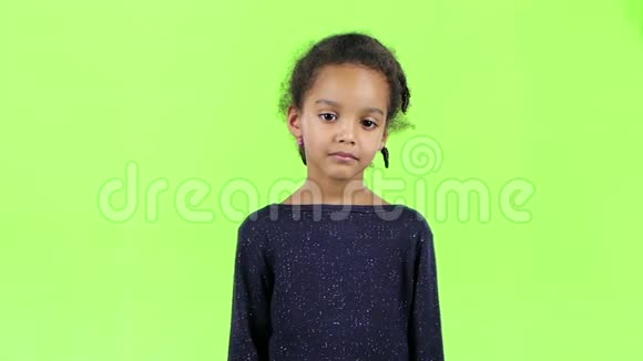 一个非裔美国女孩的孩子很伤心绿色屏幕慢动作视频的预览图