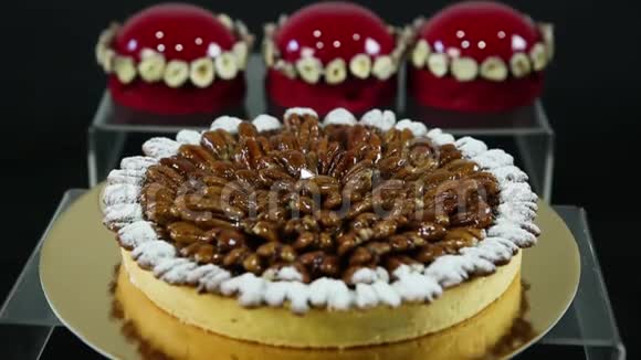 自制杏仁包蛋糕配红甜点视频的预览图