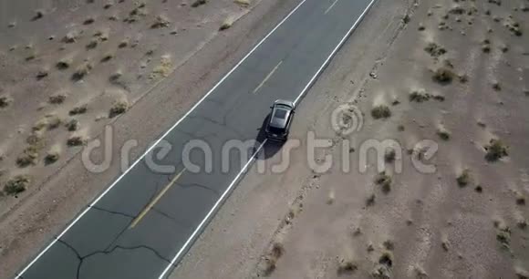 在美国死亡谷高速公路上驾驶深色越野车视频的预览图