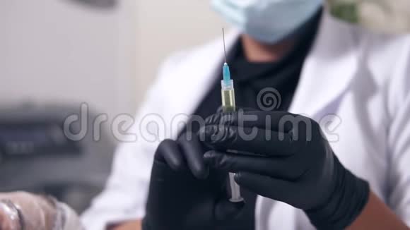 专业医生戴手套和口罩手里拿着医用注射器准备注射特写视图视频的预览图