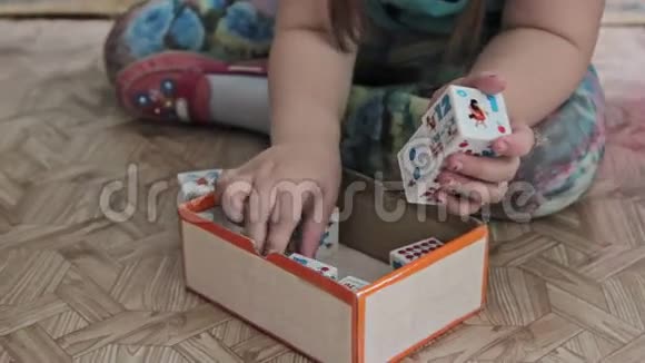 一个玩玩具积木的孩子视频的预览图