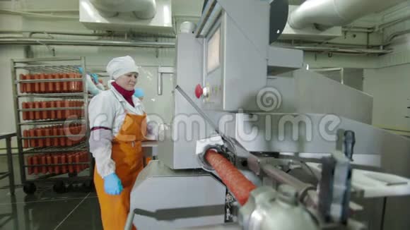 工人在自动化食品生产设备上生产香肠视频的预览图