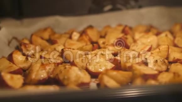 烤土豆与迷迭香大蒜胡椒和百里香在烤箱健康素食饮食或烹饪食谱概念4K页视频的预览图